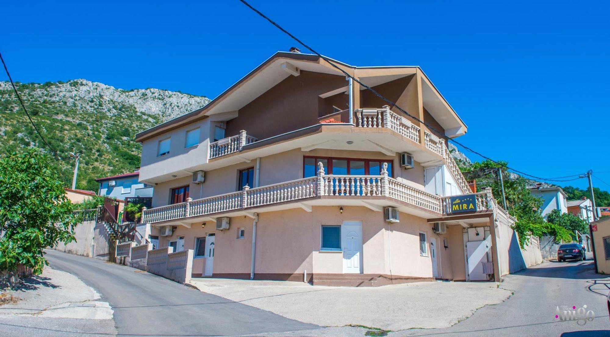 Mira - With Private Pool Apartment Mostar